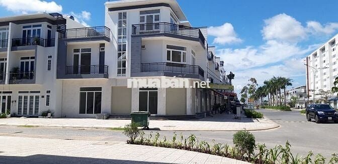 Chính chủ Cần bán căn nhà phố ba tầng, view đẹp, Đức Hoà, Long An