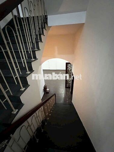 Cần cho thuê nhà mặt tiền ĐHT 17 .DT 12 x18 1 trệt 1Lửng  2Lầu 7PN 7WS