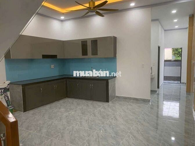 nhà lầu trong khu dân cư, gần đường quốc lộ và nhiều tiện ích