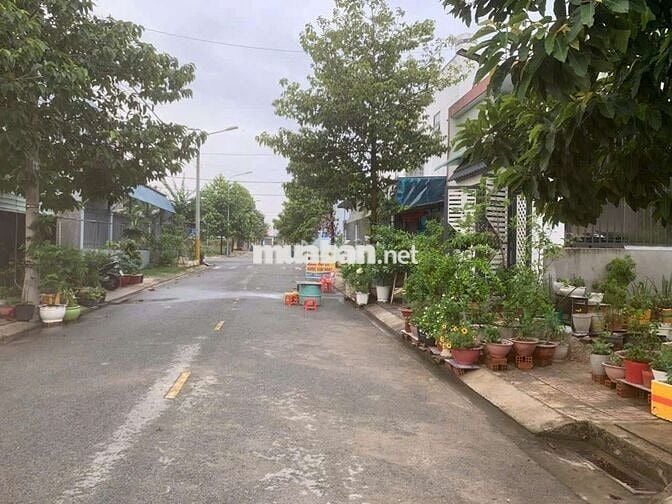 nhà lầu trong khu dân cư, gần đường quốc lộ và nhiều tiện ích
