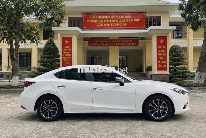 Mazda 3 bản cao cấp nhất, gia đình đang sử dụng