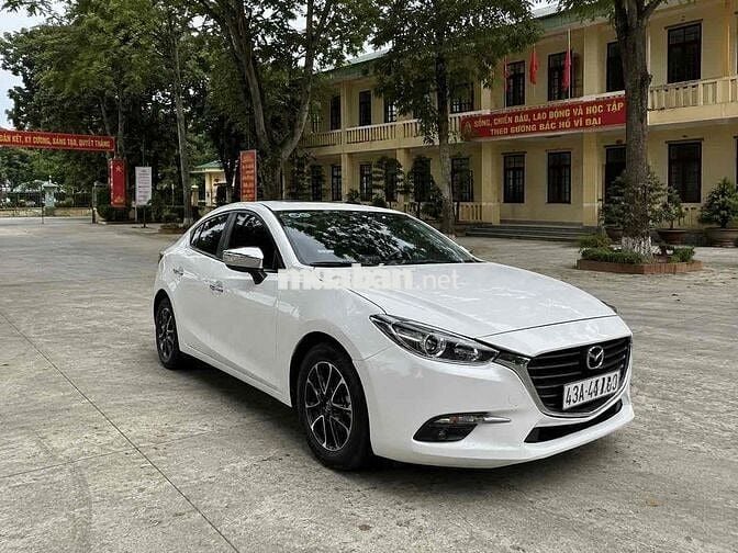 Mazda 3 bản cao cấp nhất, gia đình đang sử dụng