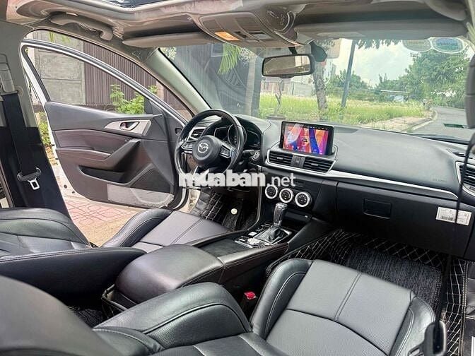 Mazda 3 bản cao cấp nhất, gia đình đang sử dụng