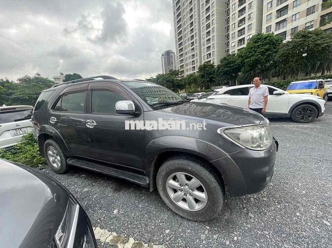 Toyota Fortuner 2009 2 cầu tự động Xám