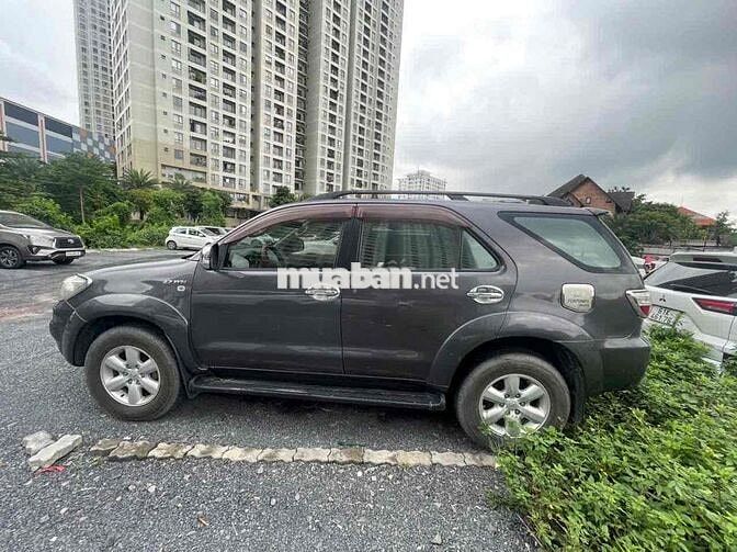 Toyota Fortuner 2009 2 cầu tự động Xám