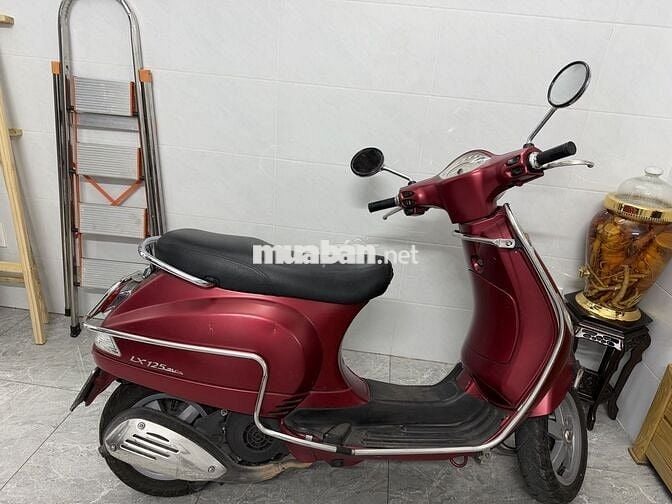 Piaggio Vespa LX125 đỏ