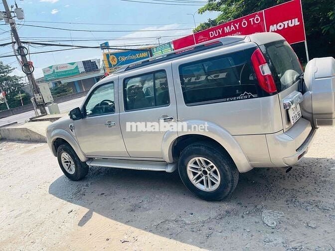 Ford Everest 7 chỗ màu Vàng cát