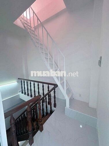 CẦN CHO THUÊ NHÀ NGAY MẶT TIỀN KD XE HOI 2 LẦU ST