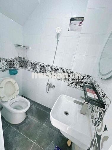 CẦN CHO THUÊ NHÀ NGAY MẶT TIỀN KD XE HOI 2 LẦU ST