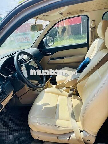 Ford Everest 7 chỗ màu Vàng cát