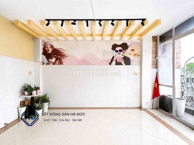 Văn phòng 30m view ban công mặt tiền Lê Thị Riêng