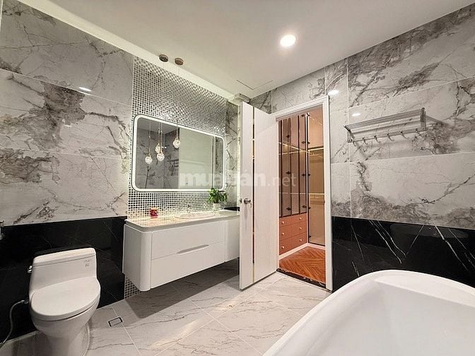 Bán penthouse Vinhomes Central Park tòa C2 căn góc 3PN, 150m2