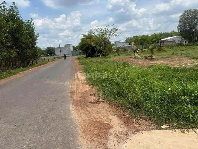 Chủ xoay vốn nên cần bán nhanh lô đất nằm ngay mặt tiền đường lớn