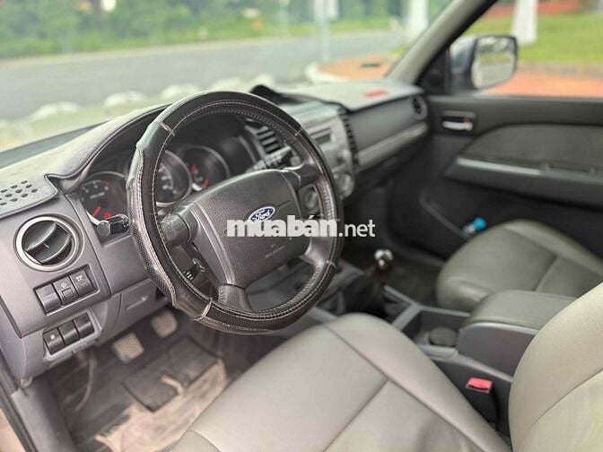 Ford Everest 7 chỗ màu Vàng cát