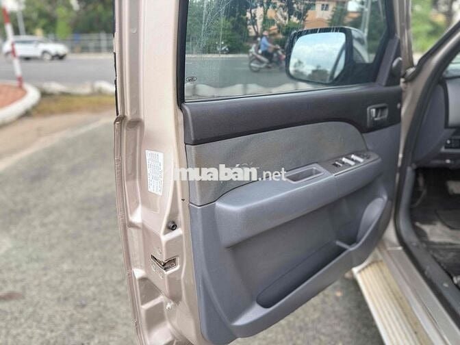 Ford Everest 7 chỗ màu Vàng cát
