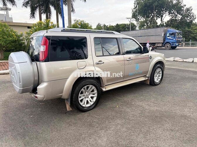 Ford Everest 7 chỗ màu Vàng cát