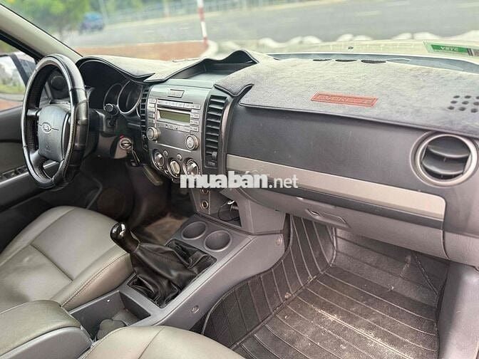 Ford Everest 7 chỗ màu Vàng cát