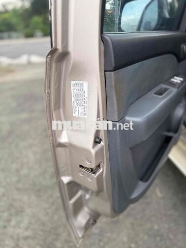 Ford Everest 7 chỗ màu Vàng cát
