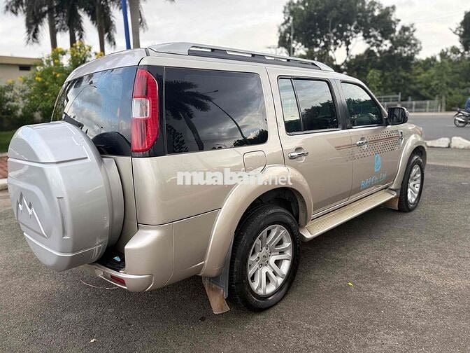 Ford Everest 7 chỗ màu Vàng cát