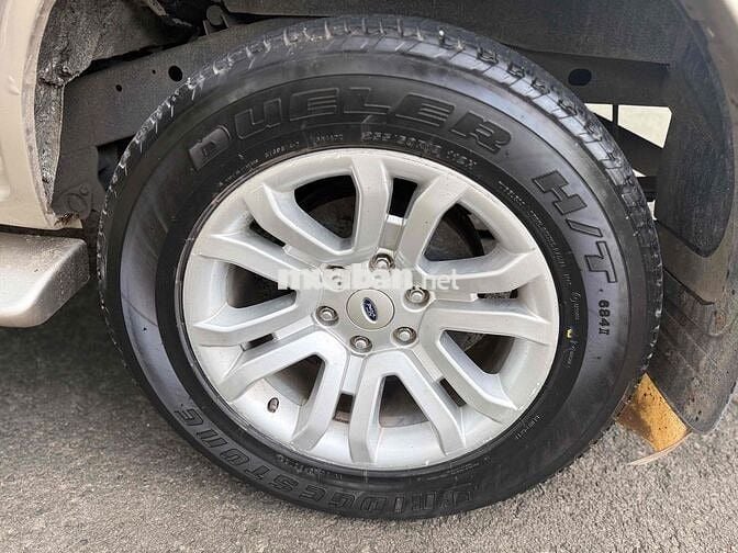 Ford Everest 7 chỗ màu Vàng cát