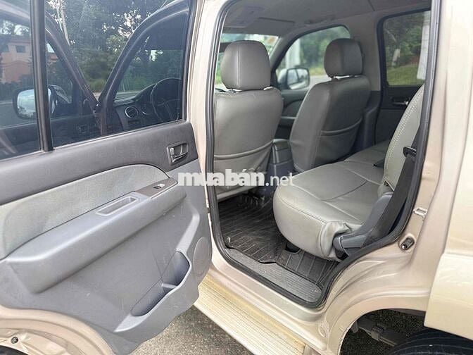 Ford Everest 7 chỗ màu Vàng cát