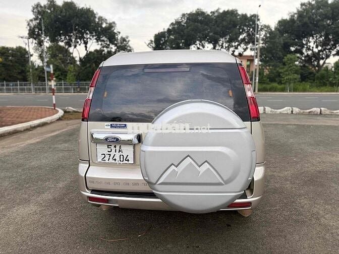 Ford Everest 7 chỗ màu Vàng cát