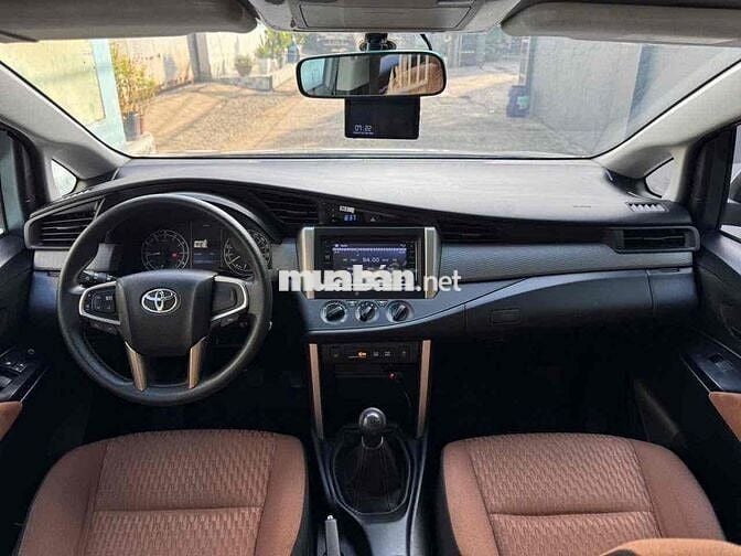 Toyota Innova 2.0E MT 2019 Bạc 8 chỗ