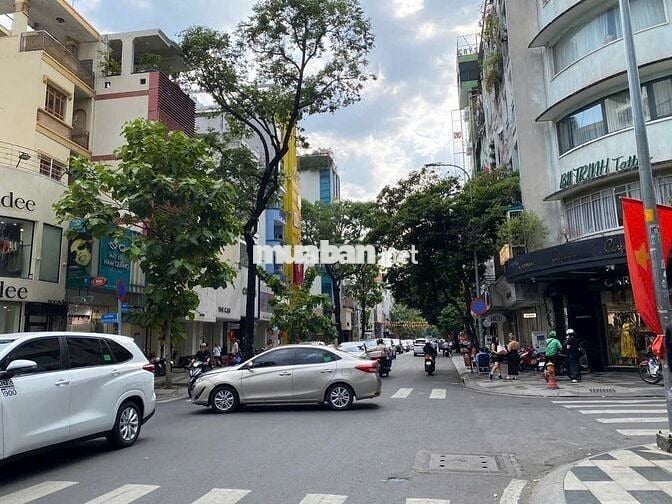 Mặt bằng mở shop thời trang số 68 Nguyễn Trãi, Q1. Dt: 8x20m
