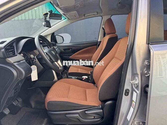 Toyota Innova 2.0E MT 2019 Bạc 8 chỗ