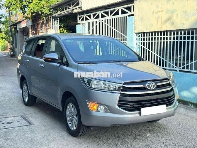 Toyota Innova 2.0E MT 2019 Bạc 8 chỗ