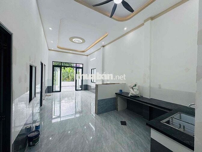 Nhà mới xây gần quốc lộ 13 , dân sát bên , trường chợ