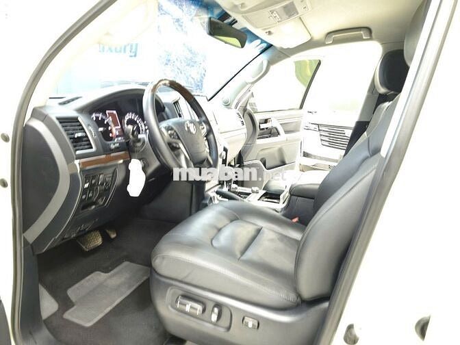 Toyota Land Cruiser LC200 2019 Trắng 7 chỗ