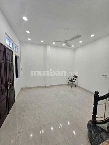 Cho thuê nhà riêng 100m x 2.5 tầng Sát Phố Trần Khát Chân