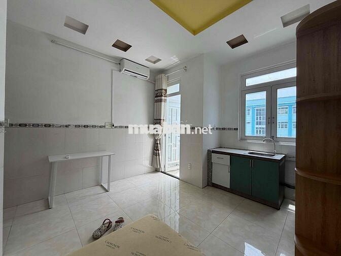 Căn Hộ Ban Công Mơi Toanh - Gần UEH , Y Dược , Thuận Tiện di Chuyển Q5