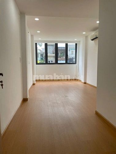 Cho thuê nguyên căn nhà mặt tiền đường 3/2, P.12, Q.11 cũ