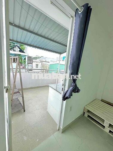 Phòng 35m2 ban công Nguyễn Biểu quận 5 cách trung tâm Q1 chỉ 5p