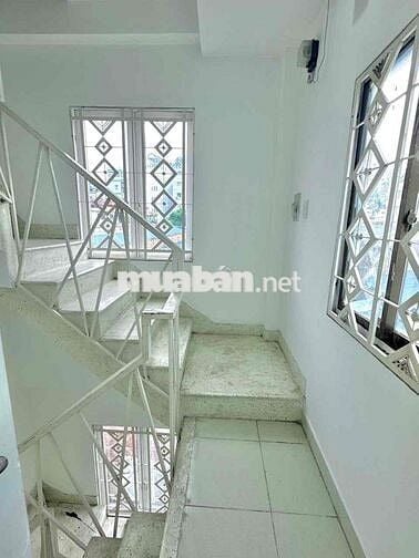 Phòng 35m2 ban công Nguyễn Biểu quận 5 cách trung tâm Q1 chỉ 5p
