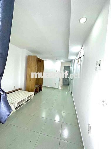 Phòng 35m2 ban công Nguyễn Biểu quận 5 cách trung tâm Q1 chỉ 5p