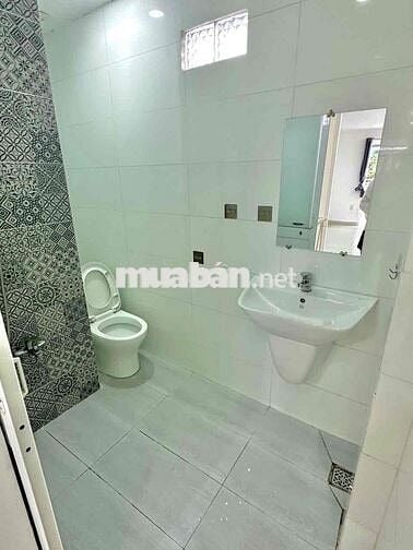 Phòng 35m2 ban công Nguyễn Biểu quận 5 cách trung tâm Q1 chỉ 5p