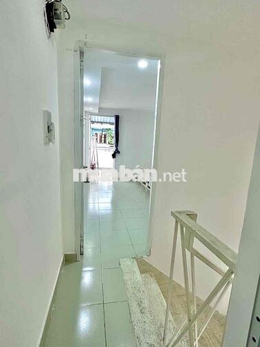 Phòng 35m2 ban công Nguyễn Biểu quận 5 cách trung tâm Q1 chỉ 5p