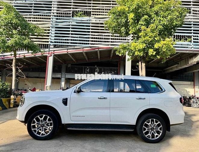 Ford Everest Titanium 4x4 08/2023 đi ít xe đẹp