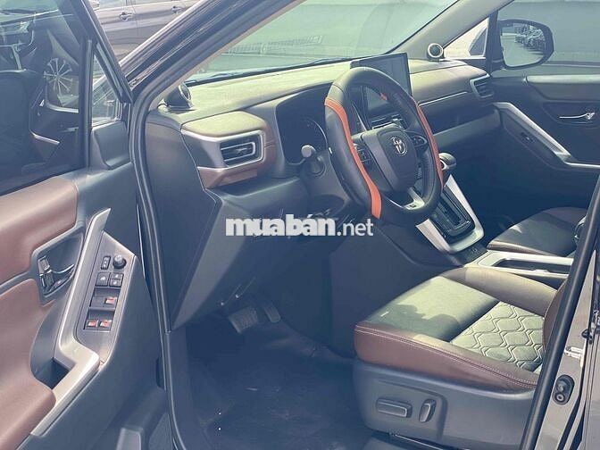 Toyota Innova Cross 2.0V 2025 Đen 49.000km
