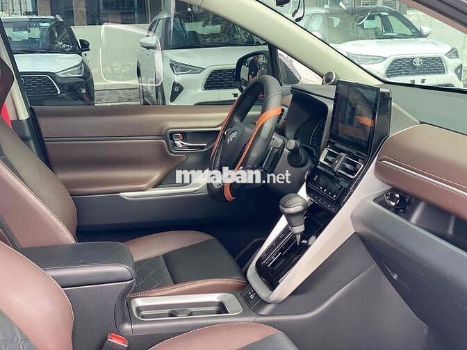 Toyota Innova Cross 2.0V 2025 Đen 49.000km