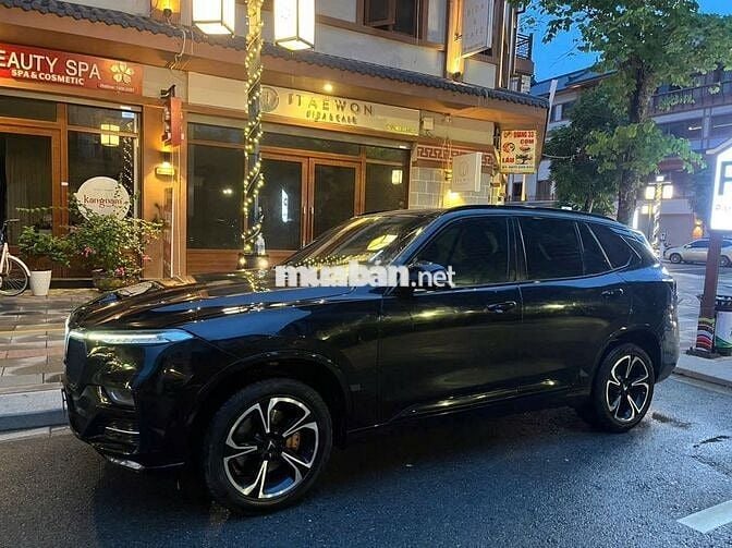 VinFast Lux SA 2022 Đen 7 chỗ