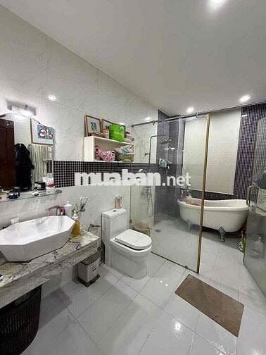 Cho thuê nhà diện tích lớn Lạc Long Quân Q11