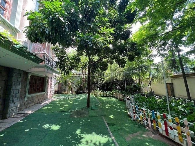 Cho thuê biệt thự MT Nguyễn Văn Hưởng, DT 1300m2, 3 tầng, gồm 17p