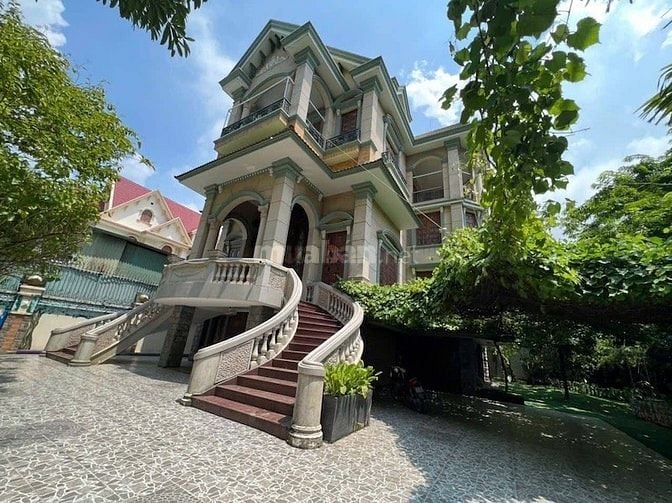 Cho thuê biệt thự MT Nguyễn Văn Hưởng, DT 1300m2, 3 tầng, gồm 17p