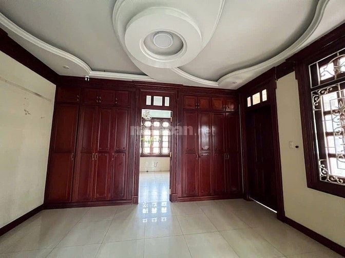 Cho thuê biệt thự MT Nguyễn Văn Hưởng, DT 1300m2, 3 tầng, gồm 17p