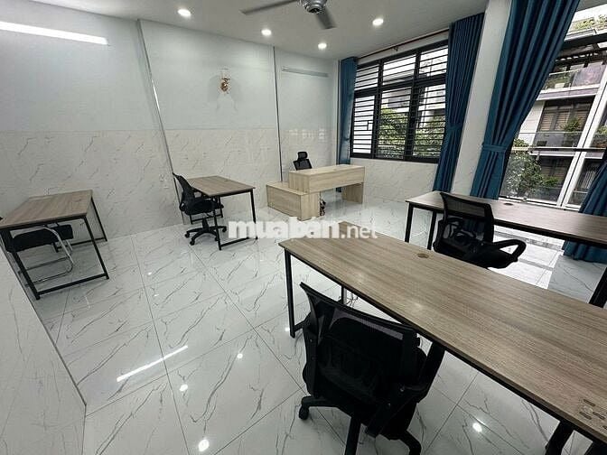 Văn phòng 25m2 Vạn Phúc có ban công, sẵn nội thất, có hầm xe. Giá 8 tr