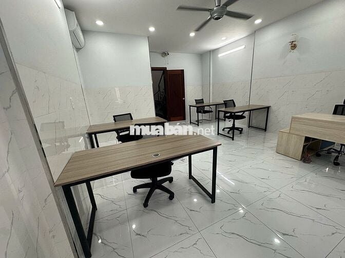 Văn phòng 25m2 Vạn Phúc có ban công, sẵn nội thất, có hầm xe. Giá 8 tr